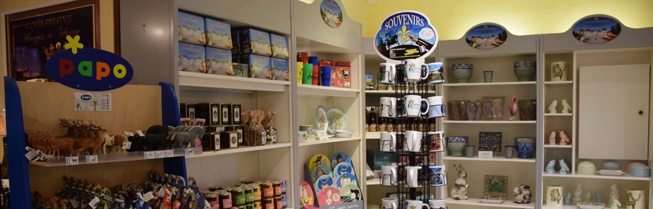 Souvenirs de la boutique du château de Cheverny : tasses, jouets, épicerie fine, vaisselle.